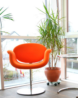 Ein Foto eines orangenen Stuhls